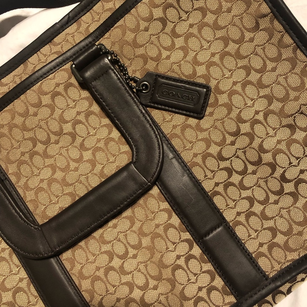NWT Coach messenger laptop bag. Never used. Great condition.